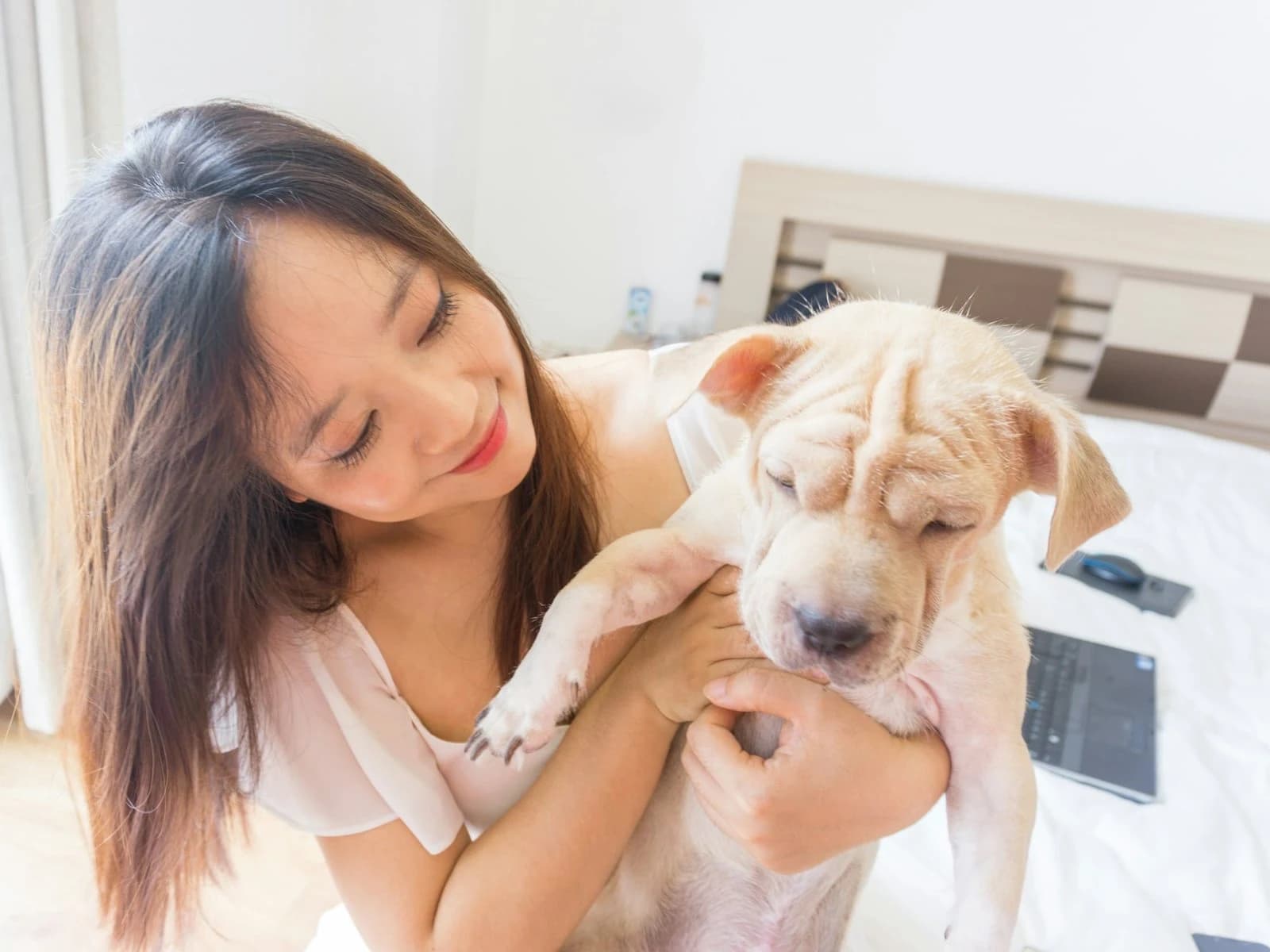 Köpeğine sarılan bir kadın